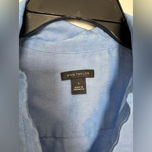 Ann Taylor sleeveless collared button up blue small business casual blouse - Picture 3 of 6